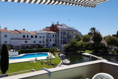 Port Sotavent 2C - Apartamento En La Marina De Empuriabrava - Piscina Comunitaria, - Parking - Vistas Al Canal - Cerca Centro Y Playa Екстериор снимка